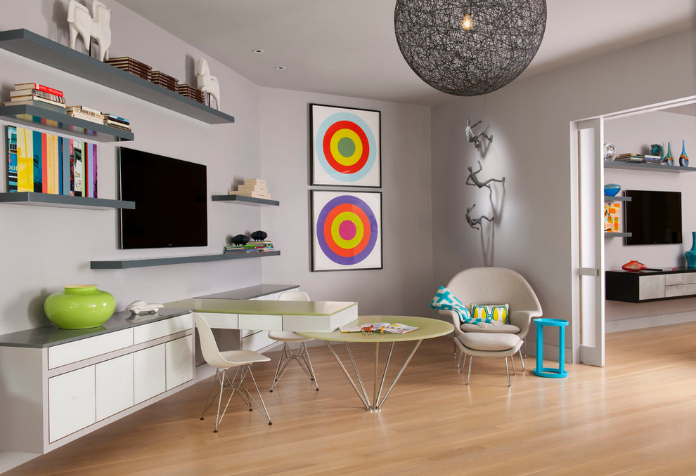 Exemple d'une grande chambre de garçon de 4 à 10 ans tendance avec un bureau, un mur gris, parquet clair et un sol beige.