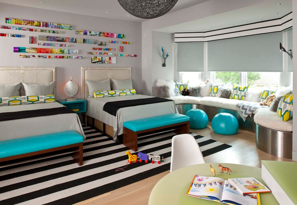 Aménagement d'une grande chambre d'enfant de 4 à 10 ans contemporaine avec un mur gris, parquet clair et un sol beige.