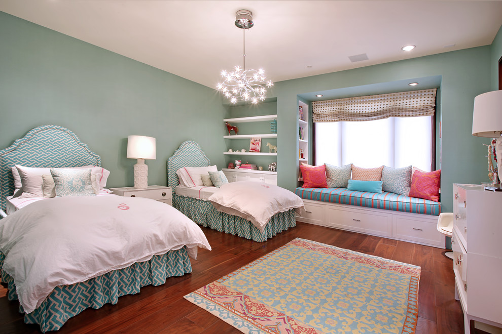 Inspiration för ett funkis flickrum kombinerat med sovrum och för 4-10-åringar, med blå väggar och mellanmörkt trägolv