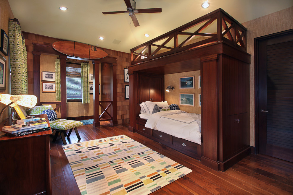 Bild på ett tropiskt barnrum kombinerat med sovrum, med beige väggar, mörkt trägolv och brunt golv