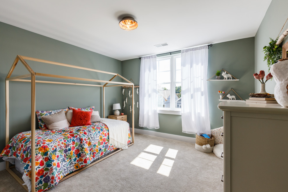 Idéer för ett lantligt flickrum kombinerat med sovrum och för 4-10-åringar, med gröna väggar, heltäckningsmatta och beiget golv