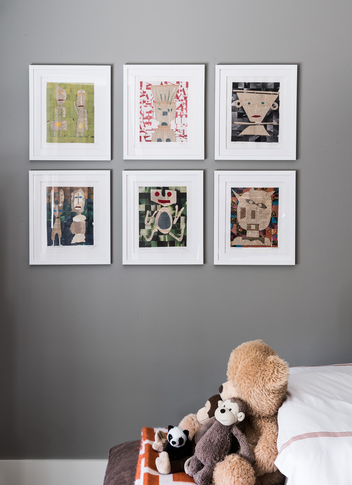 Ejemplo de dormitorio infantil de 4 a 10 años clásico de tamaño medio con paredes grises, moqueta y suelo multicolor