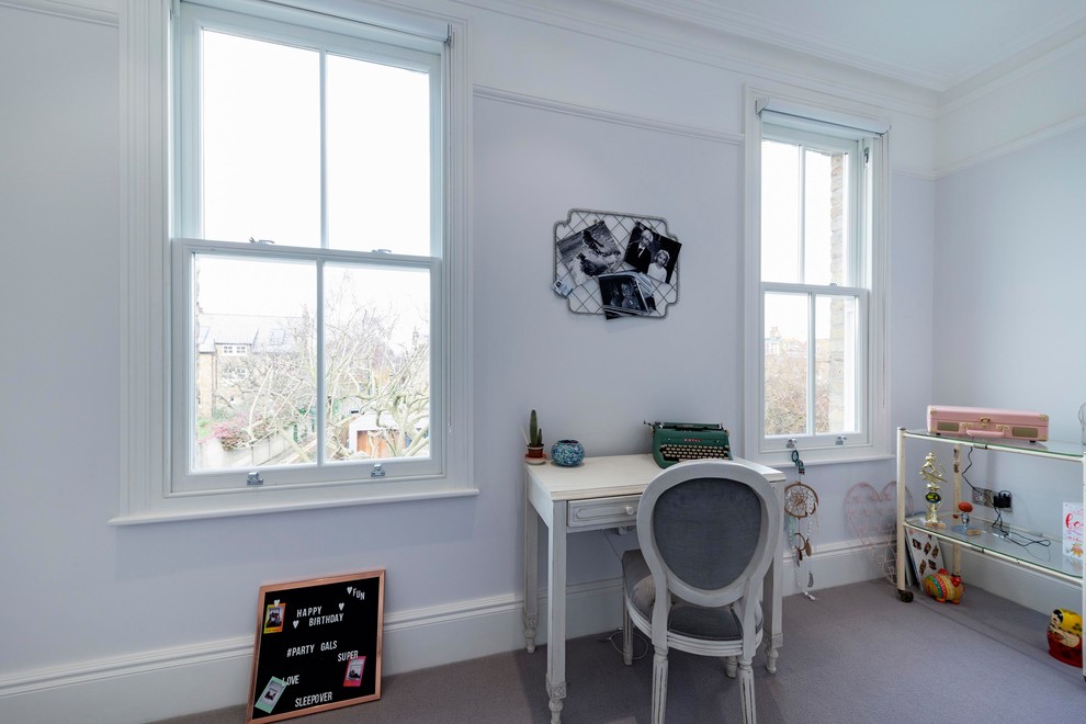 Cette photo montre une grande chambre de fille chic avec moquette, un sol gris, un bureau et un mur gris.