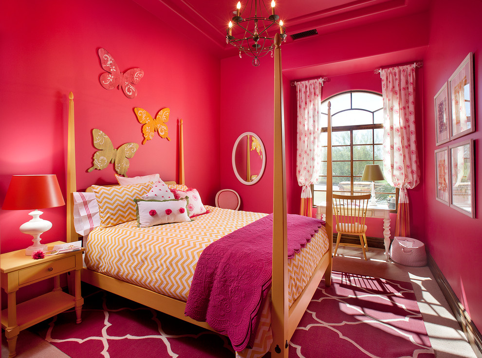 Foto di una cameretta per bambini da 4 a 10 anni chic di medie dimensioni con pareti rosa e moquette
