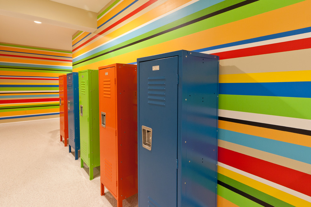 Exemple d'une très grande chambre d'enfant tendance avec un mur multicolore et moquette.