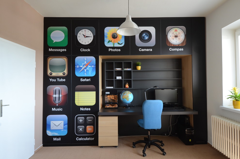 Cette image montre une chambre d'enfant design avec un bureau et un mur multicolore.