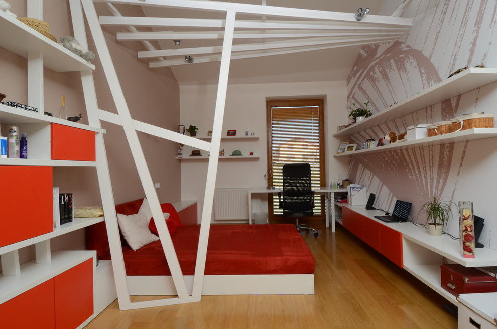 Neutrales Modernes Jugendzimmer mit Schlafplatz und braunem Holzboden in Sonstige