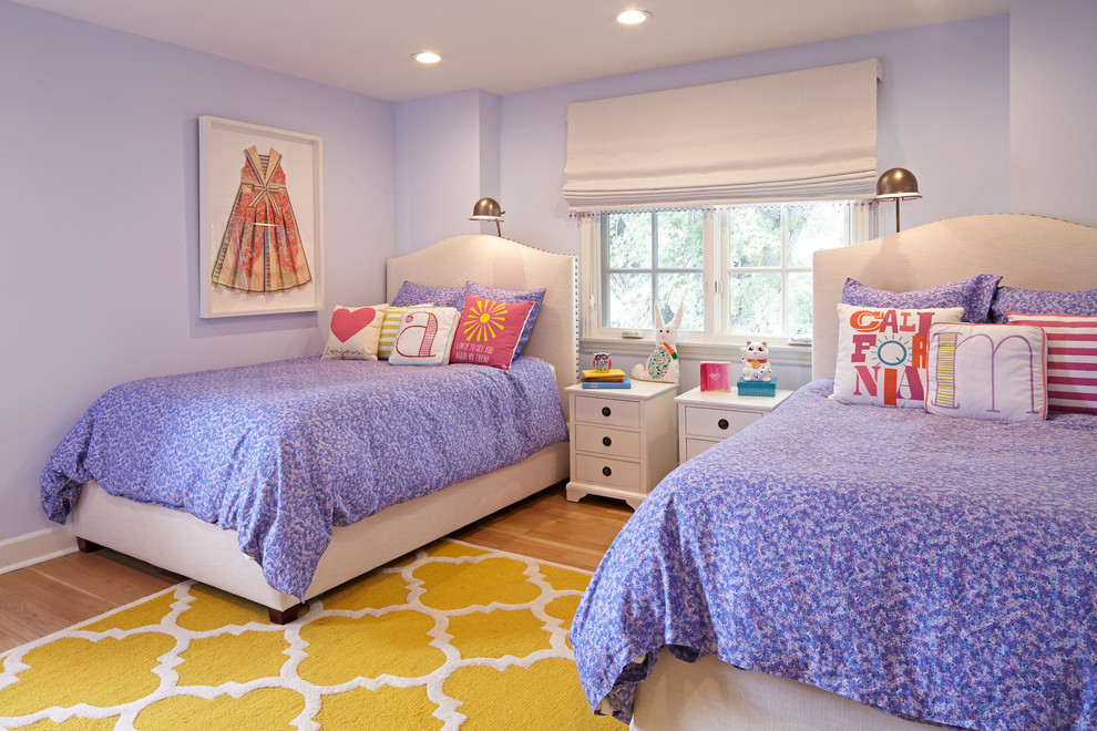 Пример оригинального дизайна: детская среднего размера в стиле неоклассика (современная классика) с спальным местом, фиолетовыми стенами и светлым паркетным полом для девочки, ребенка от 4 до 10 лет