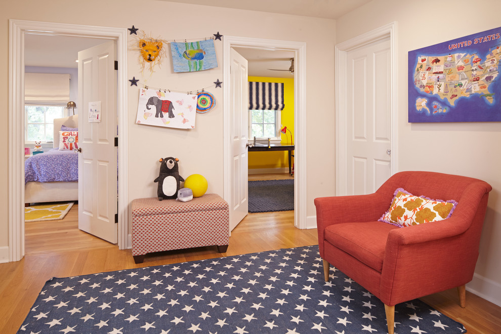 Imagen de dormitorio infantil de 4 a 10 años contemporáneo de tamaño medio con paredes beige y suelo de madera en tonos medios