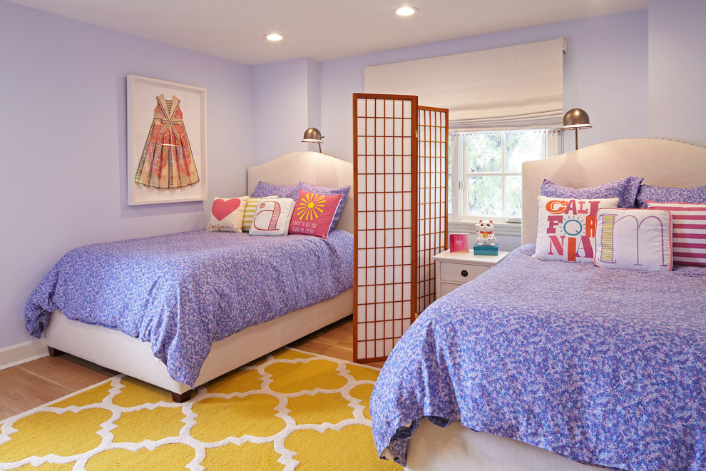 Foto de dormitorio infantil contemporáneo de tamaño medio con paredes azules y suelo de madera en tonos medios