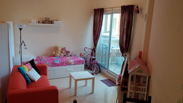 Foto de dormitorio infantil contemporáneo pequeño con paredes blancas