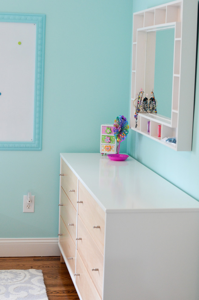 Modelo de dormitorio infantil de 4 a 10 años clásico de tamaño medio con paredes azules y suelo de madera oscura
