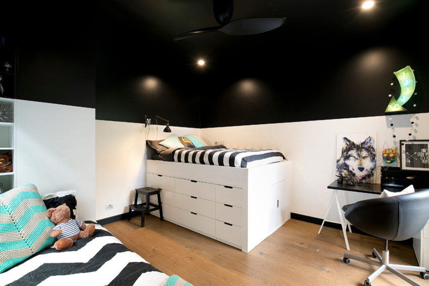 Modernes Jungszimmer mit braunem Holzboden, Schlafplatz und schwarzer Wandfarbe in Sydney