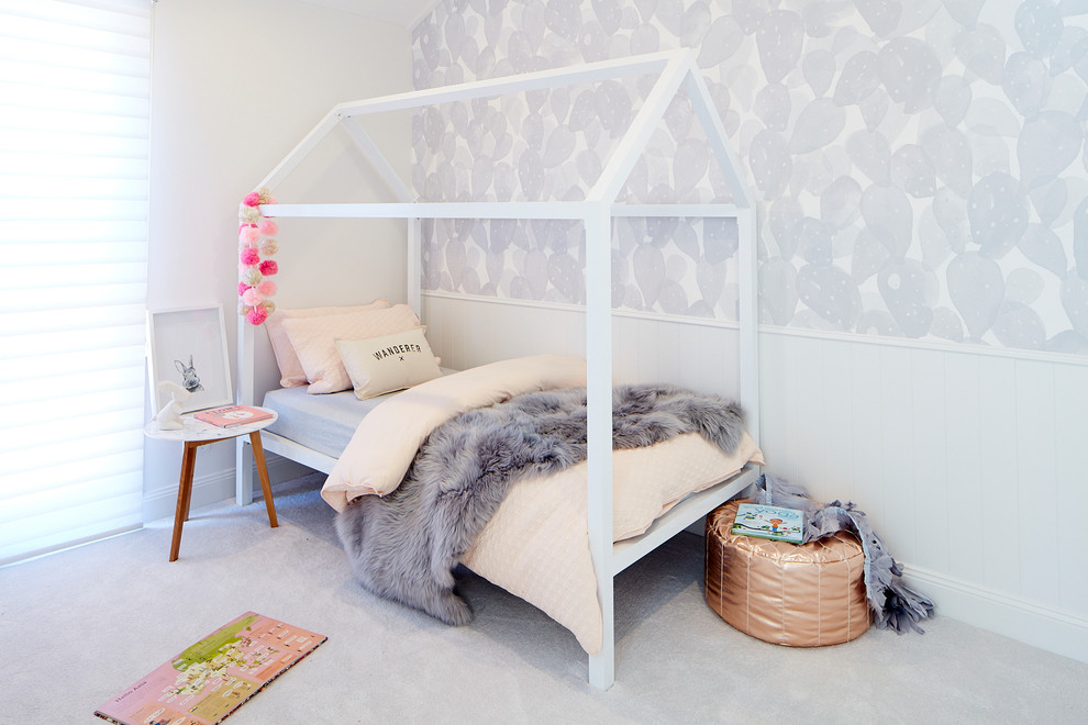 Immagine di una cameretta per bambini minimalista di medie dimensioni con moquette e pavimento bianco