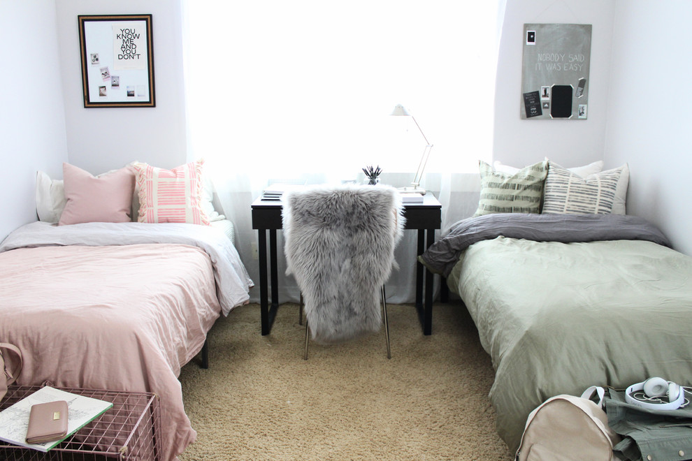 Esempio di una cameretta da letto contemporanea con pareti bianche, moquette e pavimento beige