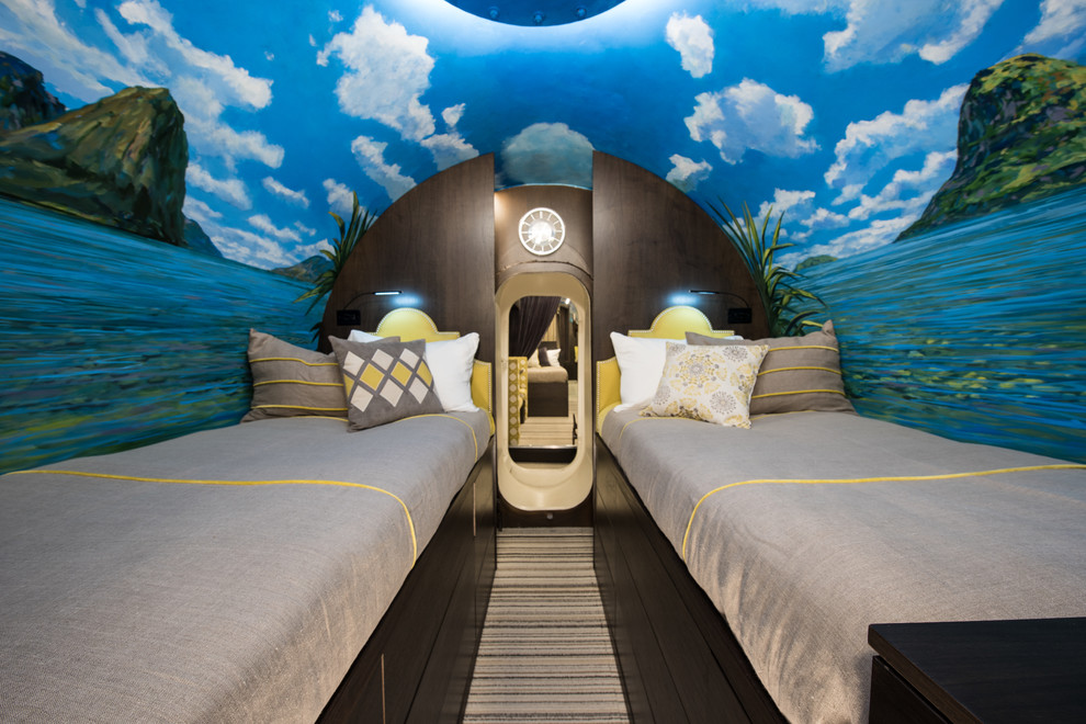 На фото: нейтральная детская в стиле модернизм с спальным местом, синими стенами и ковровым покрытием для ребенка от 4 до 10 лет с