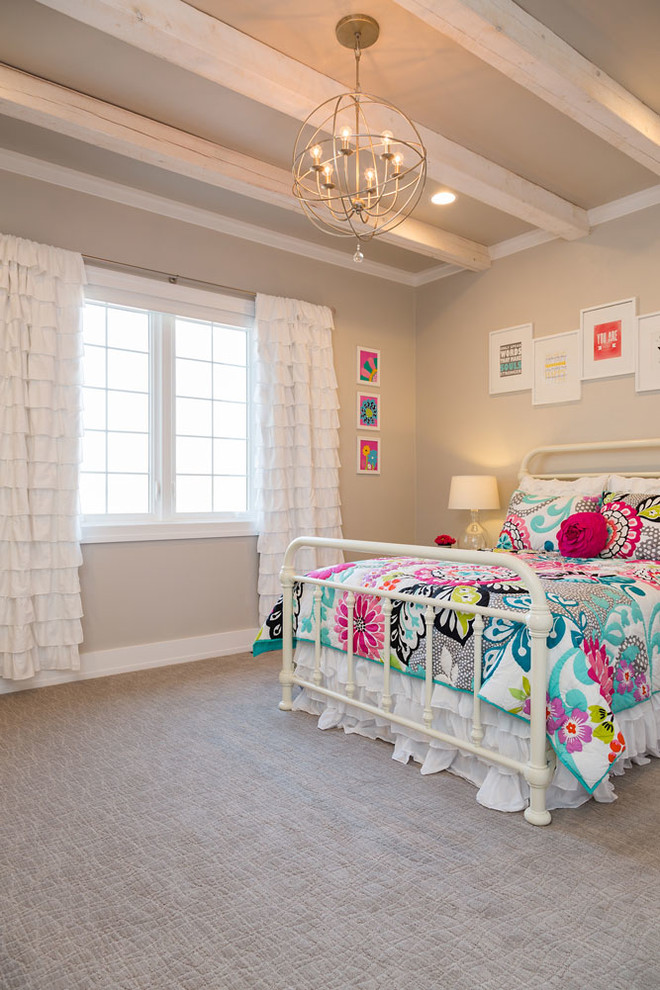 Inspiration för lantliga flickrum kombinerat med sovrum, med grå väggar och heltäckningsmatta