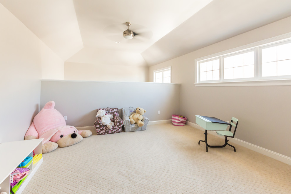 Стильный дизайн: огромная нейтральная детская с игровой в классическом стиле с серыми стенами и ковровым покрытием для ребенка от 4 до 10 лет - последний тренд