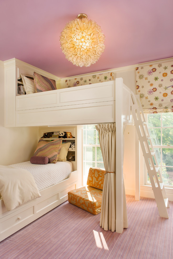 На фото: детская в классическом стиле с спальным местом, розовым полом и ковровым покрытием для ребенка от 4 до 10 лет, девочки, двоих детей с