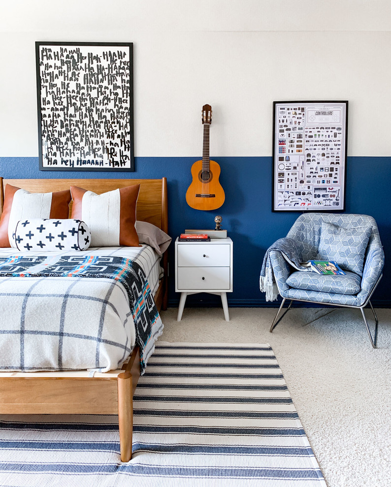 Immagine di una cameretta per bambini tradizionale di medie dimensioni con pareti blu, moquette e pavimento beige