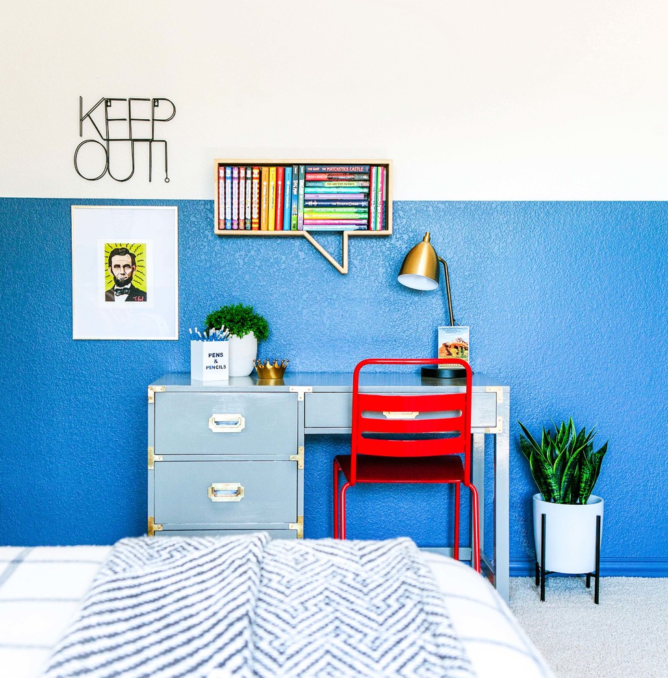 Klassisk inredning av ett mellanstort barnrum kombinerat med skrivbord, med blå väggar, heltäckningsmatta och beiget golv
