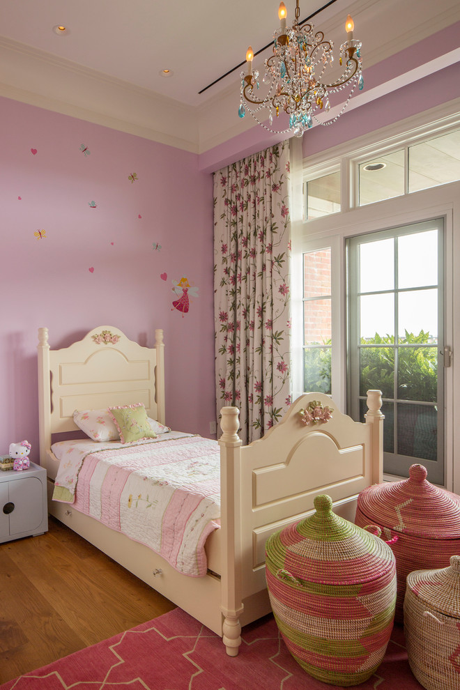 Идея дизайна: детская в классическом стиле с спальным местом, паркетным полом среднего тона и фиолетовыми стенами для ребенка от 4 до 10 лет, девочки
