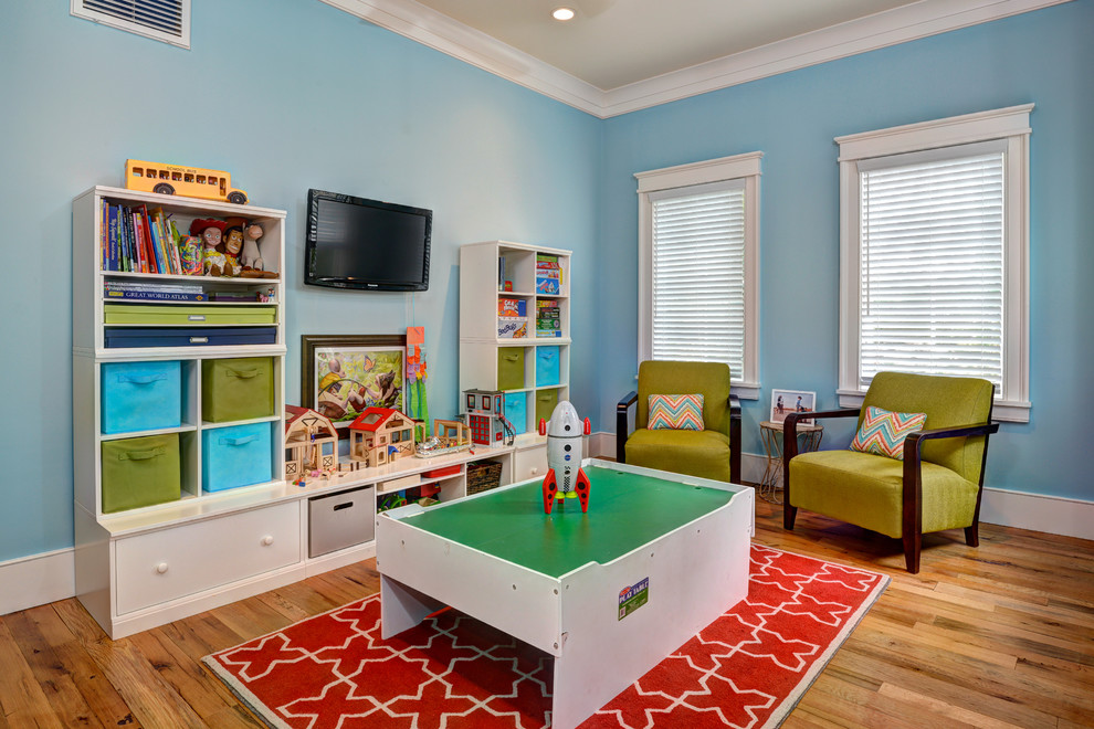 Modelo de dormitorio infantil de 1 a 3 años marinero de tamaño medio con paredes azules y suelo de madera en tonos medios