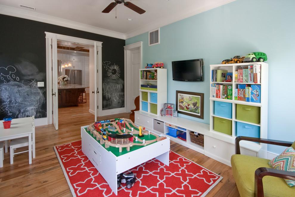 Modelo de dormitorio infantil de 4 a 10 años tropical de tamaño medio con suelo de madera en tonos medios y paredes multicolor
