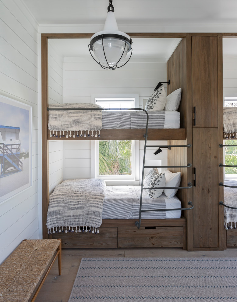 Ejemplo de dormitorio infantil de 4 a 10 años marinero grande con paredes blancas, suelo de madera en tonos medios y suelo beige