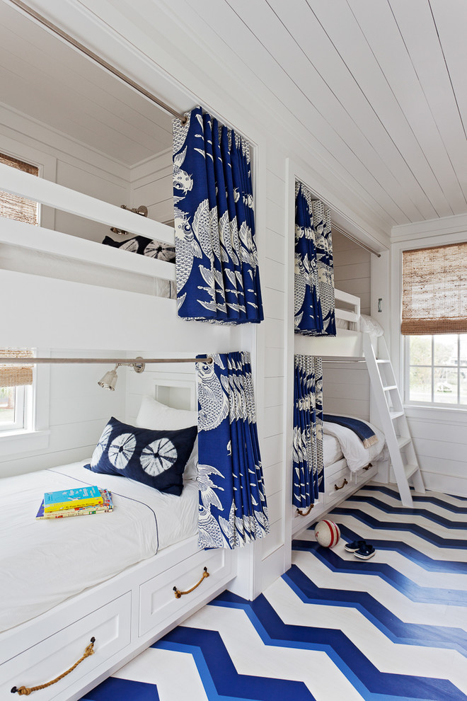 Cette image montre une chambre d'enfant marine avec un mur blanc, parquet peint, un sol multicolore et un lit superposé.