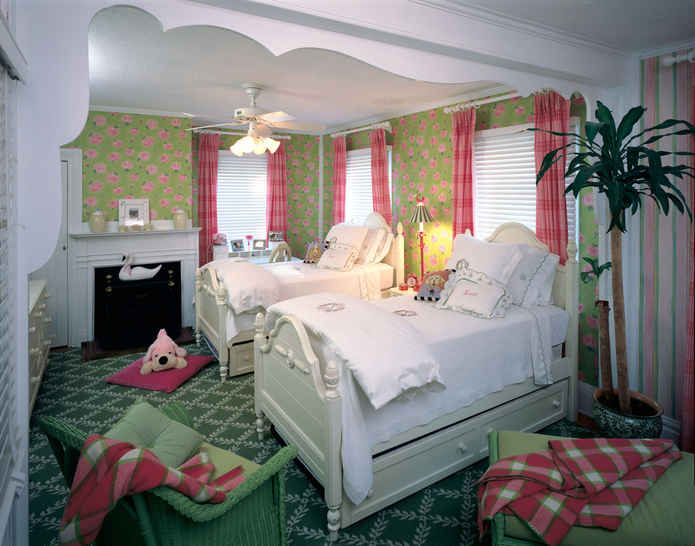 Großes Mädchenzimmer mit Schlafplatz, bunten Wänden, braunem Holzboden und braunem Boden in Boston