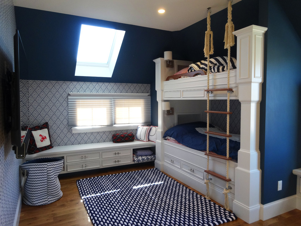 На фото: большая нейтральная детская в морском стиле с спальным местом, паркетным полом среднего тона и синими стенами с