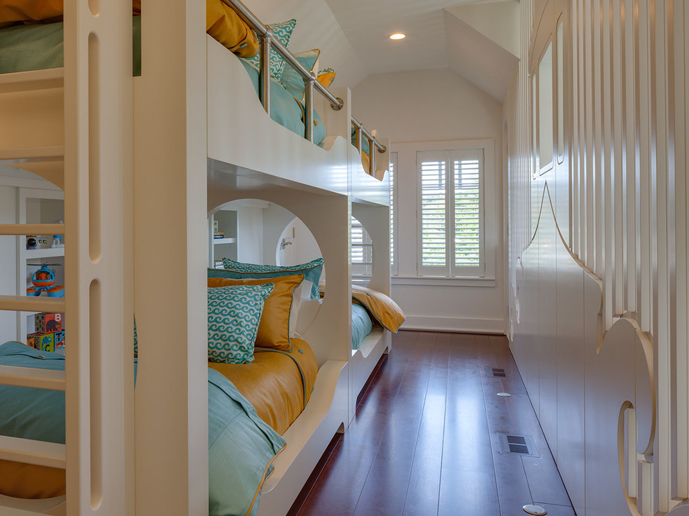 Foto di una cameretta per bambini costiera di medie dimensioni con pareti bianche, pavimento in legno massello medio e pavimento marrone