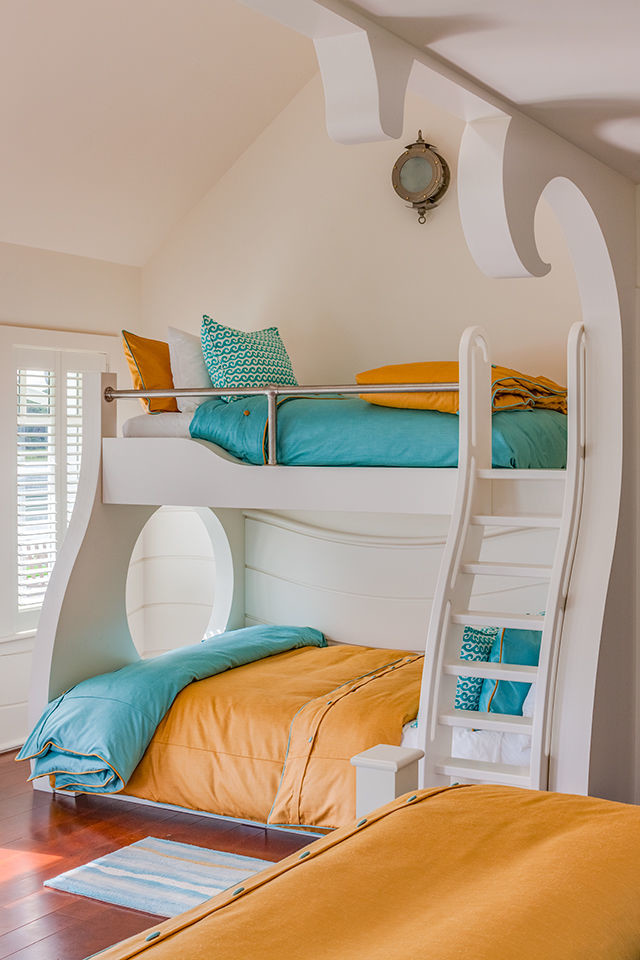 Idéer för mellanstora maritima könsneutrala tonårsrum kombinerat med sovrum, med vita väggar, mellanmörkt trägolv och brunt golv