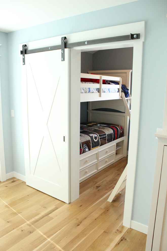 Diseño de dormitorio infantil marinero con suelo de madera en tonos medios