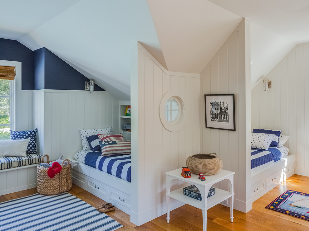 Modelo de dormitorio infantil de 4 a 10 años, marinero, con paredes blancas y suelo de madera en tonos medios