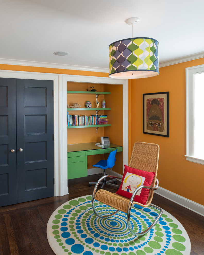 Exempel på ett modernt pojkrum kombinerat med skrivbord, med mellanmörkt trägolv och orange väggar