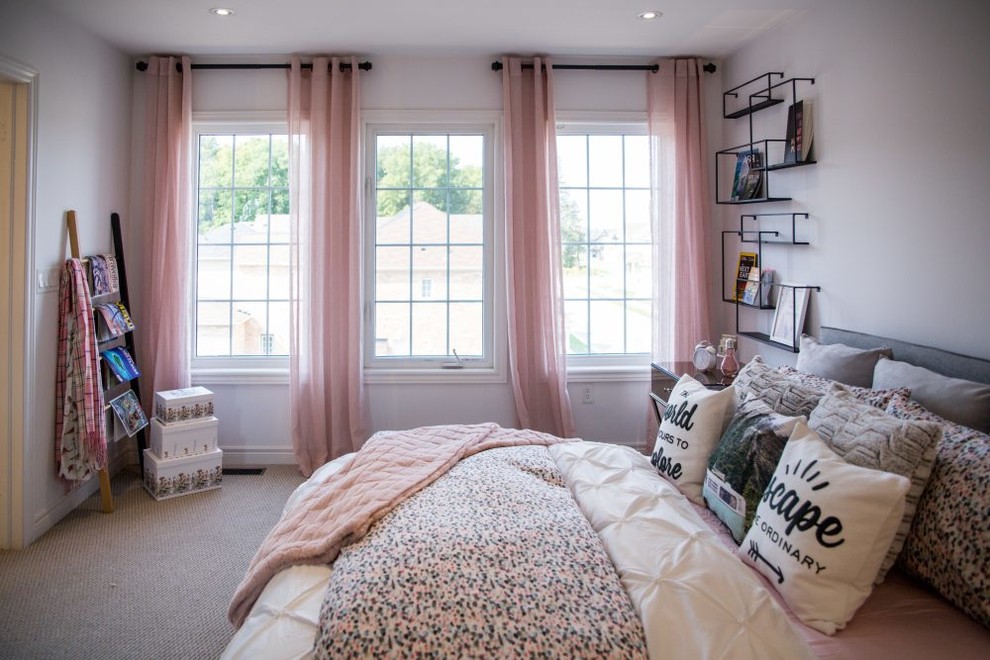 Idéer för att renovera ett litet funkis barnrum kombinerat med sovrum, med rosa väggar, heltäckningsmatta och grått golv