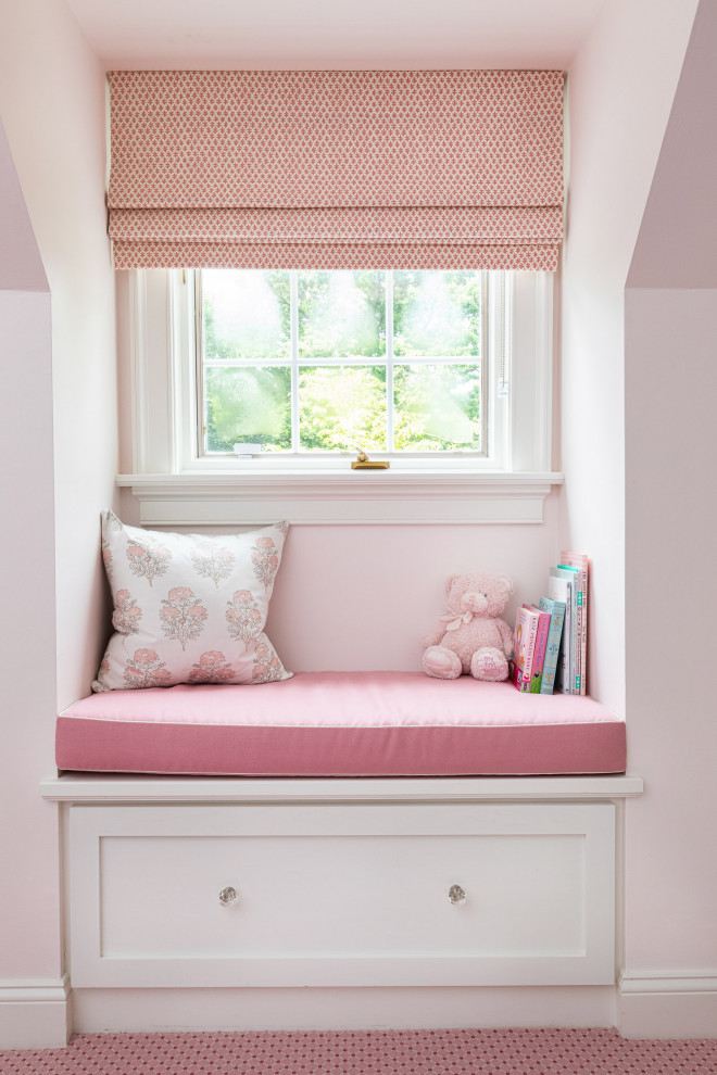 Immagine di una cameretta per bambini classica con pareti rosa, moquette e pavimento rosa