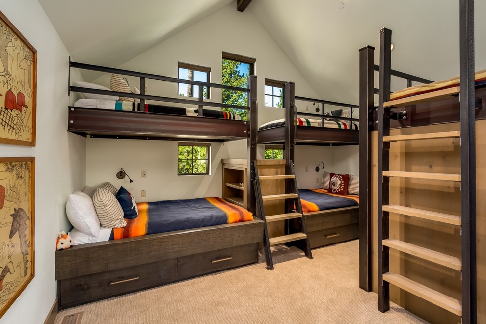 Cette image montre une chambre d'enfant chalet avec un mur blanc, moquette, un sol beige et un lit superposé.