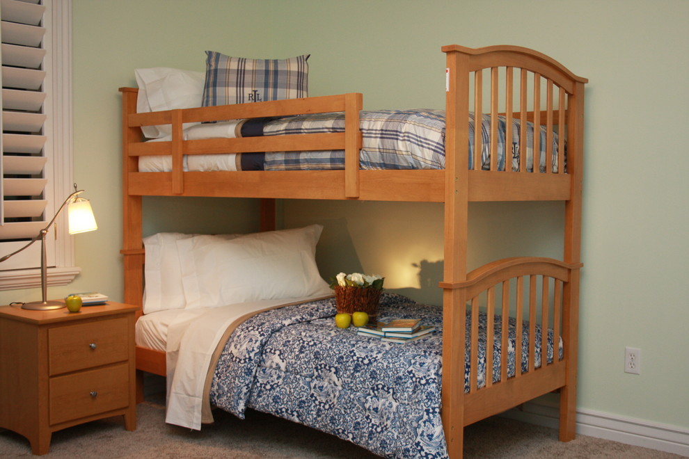 Exemple d'une chambre d'enfant de 4 à 10 ans sud-ouest américain de taille moyenne avec un mur vert, moquette et un sol beige.