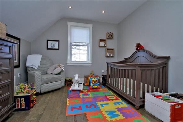 Стильный дизайн: детская в стиле кантри с спальным местом, серыми стенами и светлым паркетным полом для ребенка от 1 до 3 лет, мальчика - последний тренд