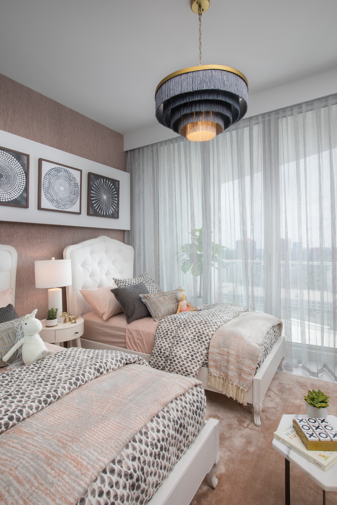 Idéer för funkis flickrum kombinerat med sovrum, med vita väggar, heltäckningsmatta och rosa golv