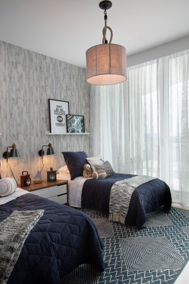 Modern inredning av ett pojkrum kombinerat med sovrum, med grå väggar, heltäckningsmatta och blått golv