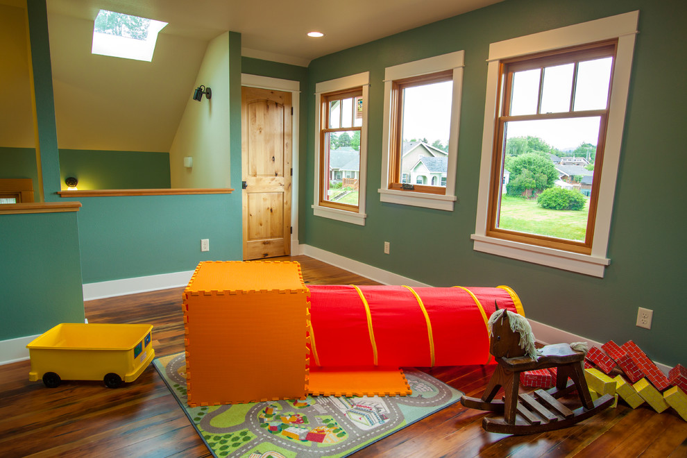 Idee per una cameretta per bambini da 1 a 3 anni stile americano di medie dimensioni con pavimento in legno massello medio e pareti blu