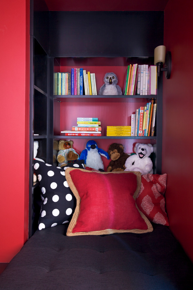 Inredning av ett klassiskt mellanstort flickrum kombinerat med skrivbord och för 4-10-åringar, med röda väggar