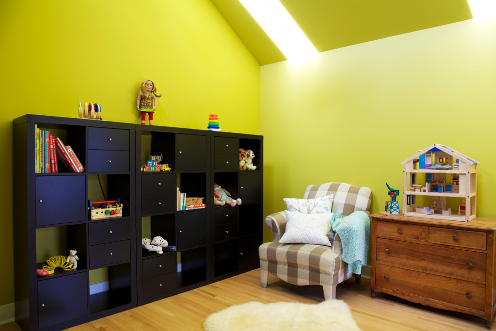 Источник вдохновения для домашнего уюта: нейтральная детская с игровой среднего размера в стиле неоклассика (современная классика) с желтыми стенами, светлым паркетным полом и бежевым полом для ребенка от 4 до 10 лет