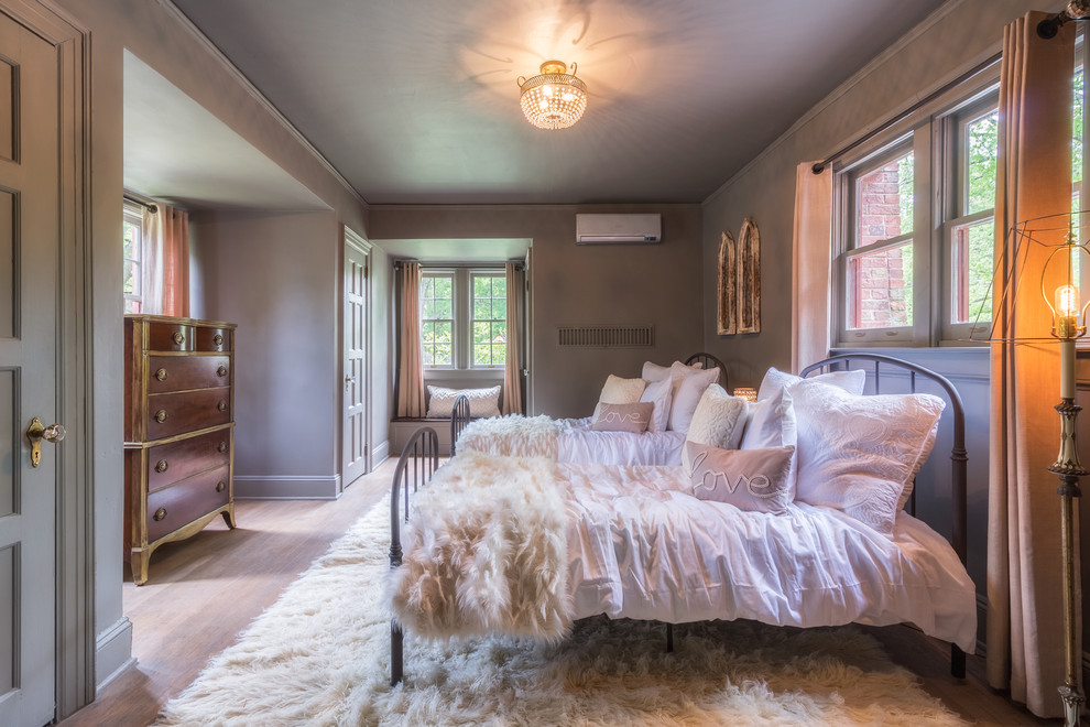 Idee per una cameretta da letto classica con pareti grigie, pavimento in legno massello medio e pavimento marrone