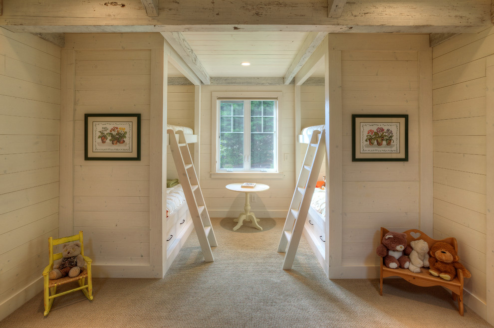 Inredning av ett lantligt könsneutralt barnrum kombinerat med sovrum, med beige väggar, heltäckningsmatta och beiget golv
