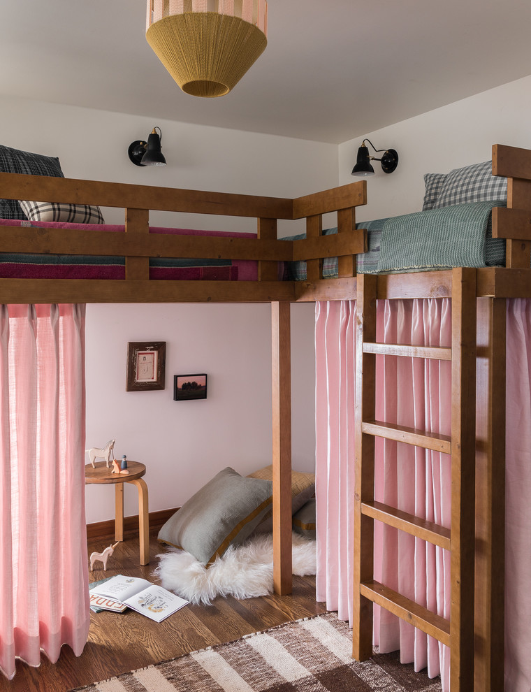Idées déco pour une chambre d'enfant rétro avec un mur blanc, un sol en bois brun, un sol marron et un lit mezzanine.